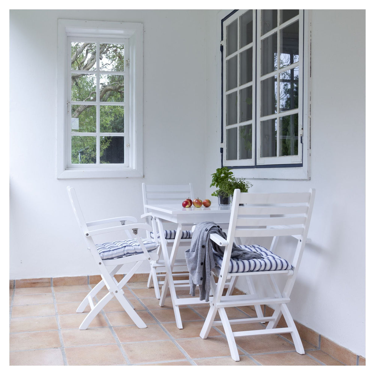 York Garden Table, White Painted Mahogny, 70x70