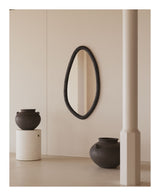 Magrit Mirror, fast Mughal Wood med svart finish, Ø60x110