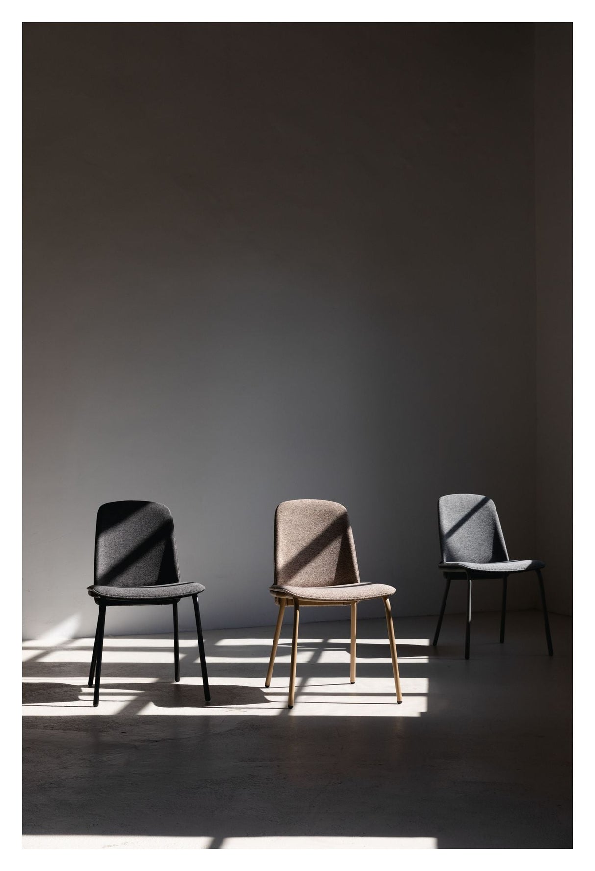 Clip Dining Chair - Svart/ grått tyg